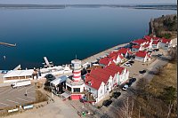 Rot-wei&szlig; geringelt: &laquo;Der Leuchtturm&raquo; hei&szlig;t ein Hotelkomplex am Geierswalder See. - &copy; Sebastian Kahnert/dpa/dpa-tmn