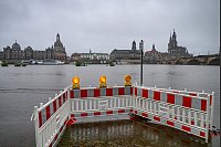 Auch in Dresden sind die Pegelstände zu hoch. - © Robert Michael/dpa