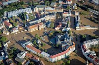 Das Zentrum der Stadt Krnov in Tschechien ist überflutet. - © Sznapka Petr/CTK/dpa