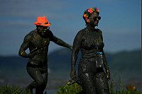 Mit Schlamm beschmierte Feiernde besuchen die Mud Block Karnevalsparty in Paraty, Brasilien. - © Andre Penner/AP/dpa