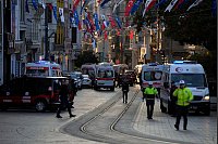 Polizeifahrzeuge und Krankenwagen im Einsatz in Istanbul. - &copy; Francisco Seco/AP/dpa