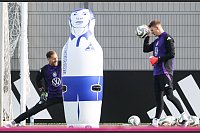 Torhüter-Duo in Aktion: Oliver Baumann (l) und Alexander Nübel (r) beim Aufwärmen vor den Nations-League-Spielen - © Daniel Löb/dpa