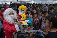 Geschenke für die Kinder. - © Rodrigo Abd/AP/dpa