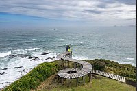 Kunstwerk mit Blick &uuml;ber den Pazifik: Zwei M&auml;nner stehen am Ende der Mole des Lichts am Pazifik. - &copy; Oliver Gerhard/dpa-tmn