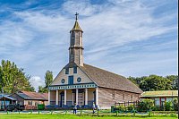 Fenster in Bullaugenform: 16 der h&ouml;lzernen Kirchen in Schiffsbauweise auf dem Archipel z&auml;hlen zum Weltkulturerbe der Unesco, darunter jene auf der kleinen Insel Chel&iacute;n. - &copy; Oliver Gerhard/dpa-tmn