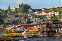 Unterkunft auf Stelzen: Im Pfahlbau &laquo;Palafito 1326&raquo; - rechts im Bild - am Hafen der Inselhauptstadt Castro kann man &uuml;bernachten. - &copy; Oliver Gerhard/dpa-tmn
