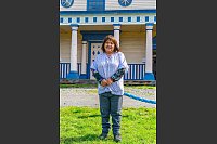 Betreut das Gotteshaus: Rosa Vera vor der Jesuitenkirche auf Chel&iacute;n. - &copy; Oliver Gerhard/dpa-tmn