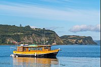 Auf dem Weg zur n&auml;chsten Insel: die Ausflugsjacht &laquo;Williche&raquo; vor der Insel Chel&iacute;n. - &copy; Oliver Gerhard/dpa-tmn