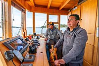 Drosselt den Motor, wenn es was zu sehen gibt: Kapit&auml;n Manuel Enrique am Steuer des Ausflugsschiffes &laquo;Williche&raquo;. - &copy; Oliver Gerhard/dpa-tmn