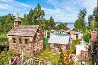 Erbaut zu Ehren der Toten: Miniaturh&auml;user auf dem Friedhof der Insel Chel&iacute;n. - &copy; Oliver Gerhard/dpa-tmn