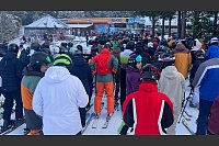 Schnee und Rodel trotz alledem. Auch wenn die Schneeverhältnisse nicht ideal sind, drängen sich doch zahlreiche Wintersportler vor einem Skilift am Keilberg im Erzgebirge. - © Jan Woitas/dpa