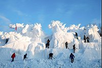 Menschen arbeiten an einer riesigen Schneeskulptur in Harbin im Nordosten Chinas. Die 37. Internationale Schneeskulpturenausstellung hat dort begonnen. - © Zhang Tao/XinHua/dpa