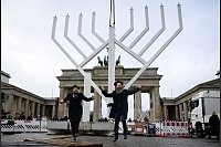 Chanukka-Leuchter auf dem Pariser Platz - © Bernd von Jutrczenka/dpa