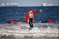 Surfen geht auch in der Weihnachtszeit - so wie hier am Strand von Patos im spanischen Galicien. - © Adrián Irago/EUROPA PRESS/dpa