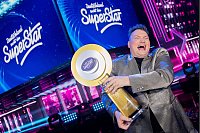 Der neue Superstar Christian Jährig jubelt mit der Trophäe nach seinem Sieg im Finale der RTL Castingshow „Deutschland sucht den Superstar". - © Rolf Vennenbernd/dpa
