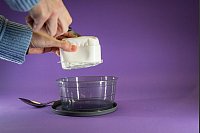 Schritt 2: Das Messer leicht drehen und anwinkeln. - &copy; Christin Klose/dpa-tmn