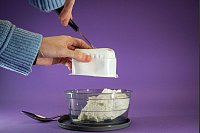 Schritt 3: Warten bis der Quark aus dem Becher rutscht. - &copy; Christin Klose/dpa-tmn