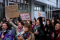 Belästigungsprozess gegen Depardieu in Paris: Frauenrechtlerinnen demonstrieren vor dem Justizpalast. - © Louise Delmotte/AP