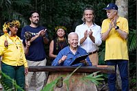 G20 in Brasilien: US-Präsident Joe Biden (M) lacht bei einer Besichtigung des Museu da Amazonia. - © Manuel Balce Ceneta/AP/dpa