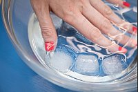Schritt 3: Fingerspitzen in das Eisbad tauchen und zwei Minuten warten. - © Christin Klose/dpa-tmn