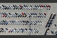 Autos stehen im Fahrzeuglager der BNSF Railway im Hafen von Richmond in den USA. - © Noah Berger/AP/dpa