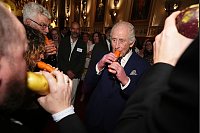 König Charles III. spielt eine Karottenflöte mit dem London Vegetable Orchestra auf Schloss Windsor. - © Aaron Chown/PA Pool/AP/dpa