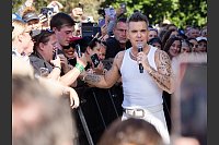 Von Fans umringt: Robbie Williams am Rande seines Gratis-Konzerts - © Alex Zucco/SOPA Images via ZUMA Press Wire/dpa