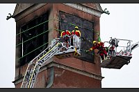 Der beschädigte Turm wird mit Spanngurten gesichert - © Sven Hoppe/dpa
