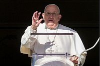 Papst Franziskus: Angelus-Gebet über dem Petersplatz - © Andrew Medichini/AP/dpa