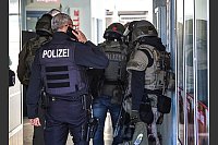 Angehörige eines SEK sind an einem Haus in Hagen im Einsatz. Ein Mann wurde dort festgenommen, nachdem er in einem sozialen Netzwerk mit verdächtigen Äußerungen aufgefallen war. Er soll in einem Messenger-Dienst mit Anschlagsdrohungen geprahlt haben. - © Alex Talash/dpa