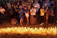 Angehörige der Opfer des Tsunami von 2004 im Indischen Ozean halten eine Mahnwache bei Kerzenlicht im Tsunami Memorial Park in Ban Nam Khem in Südthailand. - © Wason Wanichakorn/AP/dpa