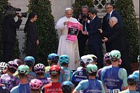 Ein Rosa Trikot für Papst Leo XIV vor dem offiziellen Start der letzten Etappe des Giro d'Italia in Vatikanstadt - © Andrew Medichini/AP/dpa