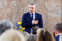 Ausgezeichnet: Vitali Klitschko, Bürgermeister der ukrainischen Hauptstadt Kyjiw und träger des Franz-Werfel-Menschenrechtspreises, legt bei der Preisübergabe in Frankfurt die Hand aufs Herz. - © Lando Hass/dpa