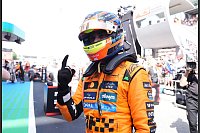Oscar Piastri von McLaren feiert seinen ersten Platz im Rennen auf dem Circuit de Barcelona-Catalunya. - © Bradley Collyer/PA Wire/dpa