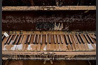 Die Musik ist verstummt: Nach dem Jahrhundert-Unwetter im Osten Spaniens steht ein mit Schlamm bedecktes Klavier in den Straßen von Sedavi in der Region Valencia. - © Eduardo Manzana/EUROPA PRESS/dpa