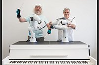 Roboter als Dirigent bei den Dresdner Sinfonikern - © Robert Michael/dpa