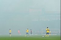 Spieler im Nebel: Das Derby zwischen Eintracht Braunschweig und Hannover 96 wird nach dem Abbrennen von Pyrotechnik im Hannover-Fanblock kurz unterbrochen. - © Swen Pförtner/dpa