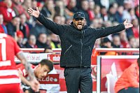 Vincent Kompany verzichtete auf große Rotation nach dem Kraftakt von Paris. - © Andreas Gora/dpa