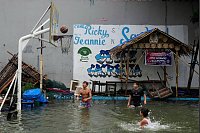 Seit einer Woche haben die Philippinen mit Überschwemmungen zu kämpfen. - © Aaron Favila/AP/dpa