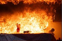 Gefahr unterm Weihnachtsbaum: Berliner Feuerwehr zeigt, wie Brände verhindert werden können - © Hannes P. Albert/dpa