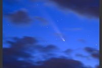 Der Komet Tsuchinshan-Atlas ist zwischen Wolken am Abendhimmel über Brandenburg zu sehen. - © Patrick Pleul/dpa