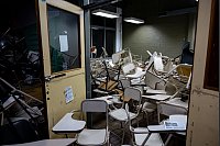 Stühle sind in einem Flur der Fakultät für Philosophie und Geisteswissenschaften aufgestapelt während eines Protests gegen die Kürzungen der Mittel für das Hochschulsystem. - © Cristina Sille/dpa