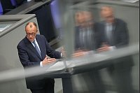 Friedrich Merz, CDU/CSU Fraktionsvorsitzender und CDU Bundesvorsitzender, spricht im Deutschen Bundestag. In dieser und einer noch folgenden Sondersitzung des alten Bundestages sollen nach dem Willen von Union und SPD ein milliardenschweres Sondervermögen und eine Reform der im Grundgesetz verankerten Schuldenbremse beschlossen werden. - © Michael Kappeler/dpa