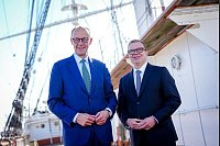 Bundeskanzler Merz in Finnland: Bundeskanzler Friedrich Merz (l, CDU) wird von Petteri Orpo, Ministerpräsident von Finnland, auf dem Museumsschiff «Suomen Joutsen» in Turku empfangen. - © Kay Nietfeld/dpa