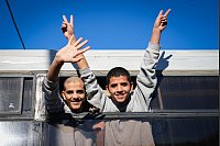 Freigelassene palästinensische Jugendliche winken nach ihrer Entlassung aus einem israelischen Gefängnis bei ihrer Ankunft im Gazastreifen. - © Abdel Kareem Hana/AP/dpa