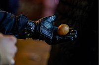 Ein Polizist hält ein rohes Ei in seiner Hand. - © Christoph Reichwein/dpa