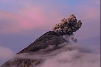 Der Feuervulkan bläst in der Nähe von Antigua eine dicke Aschewolke aus. - © Matias Delacroix/AP/dpa