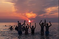 Studenten von St. Andrews baden in der Nordsee. - © Jane Barlow/PA Wire/dpa