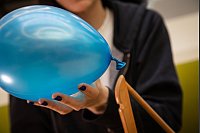 Fazit: Kein Quetschen oder Abrutschen - der Luftballon lässt sich mit Hilfe des Kleiderbügels einfach verknoten. - © Christin Klose/dpa-tmn