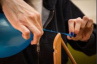 Et voilà: Der Knoten ist fertig. - © Christin Klose/dpa-tmn
